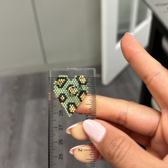 NWT Soft Green Medium Studs Beaded Heart Studs Wholesale Earrings - Picture 5 of 5